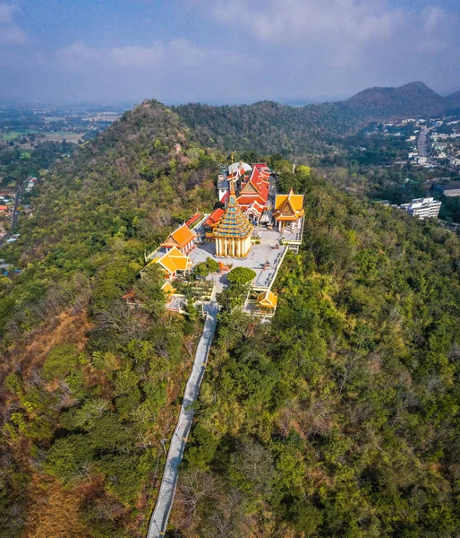 Uthai Thani, Tayland 'daki Wat Sangkat Rattana Khiri tapınağının havadan görünüşü