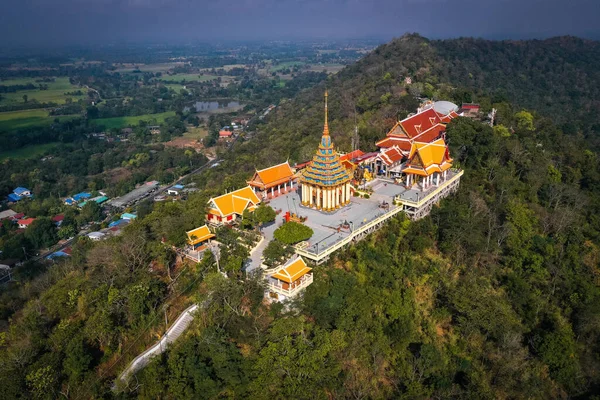 Uthai Thani, Tayland 'daki Wat Sangkat Rattana Khiri tapınağının havadan görünüşü