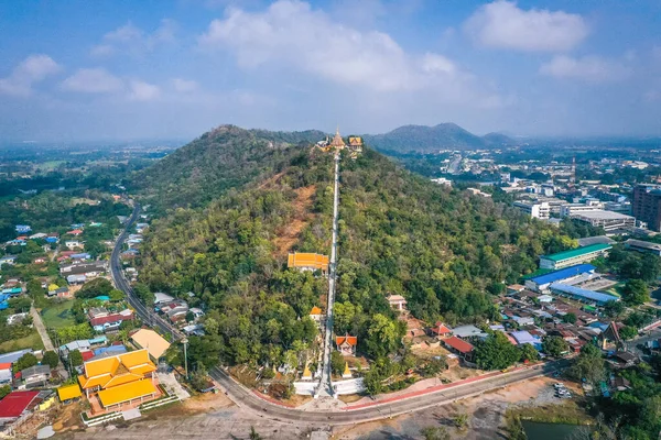 Uthai Thani, Tayland 'daki Wat Sangkat Rattana Khiri tapınağının havadan görünüşü