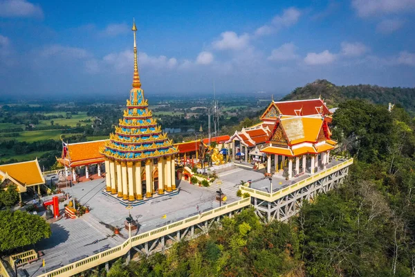 Uthai Thani, Tayland 'daki Wat Sangkat Rattana Khiri tapınağının havadan görünüşü