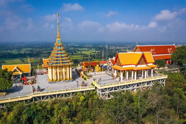 Uthai Thani, Tayland 'daki Wat Sangkat Rattana Khiri tapınağının havadan görünüşü
