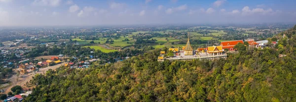 Vista aérea del templo de Wat Sangkat Rattana Khiri en Uthai Thani, Tailandia — Foto de Stock