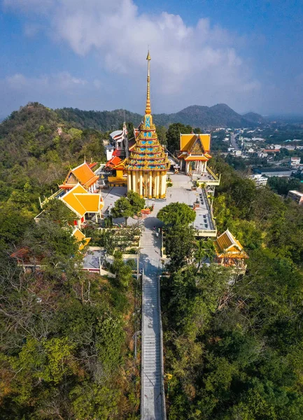 Uthai Thani, Tayland 'daki Wat Sangkat Rattana Khiri tapınağının havadan görünüşü