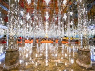 Wat Chantaram ve Wat Tha Sung tapınağı, Kristal Mabet 100 metre uzunluğunda, Uthai Thani, Tayland