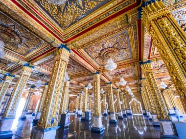 Wat Chantaram ve Wat Tha Sung tapınağı, Kristal Mabet 100 metre uzunluğunda, Uthai Thani, Tayland