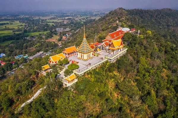 Uthai Thani, Tayland 'daki Wat Sangkat Rattana Khiri tapınağının havadan görünüşü
