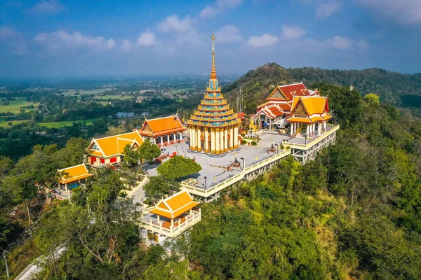 Vista aérea do templo Wat Sangkat Rattana Khiri em Uthai Thani, Tailândia — Fotografia de Stock