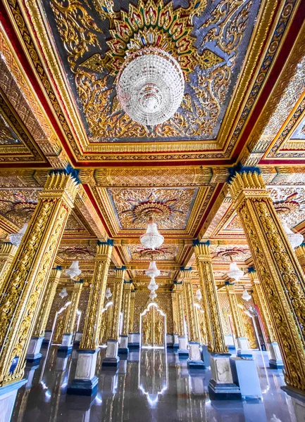 Wat Chantaram ve Wat Tha Sung tapınağı, Kristal Mabet 100 metre uzunluğunda, Uthai Thani, Tayland