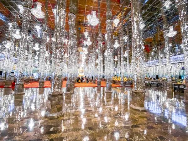 Wat Chantaram ve Wat Tha Sung tapınağı, Kristal Mabet 100 metre uzunluğunda, Uthai Thani, Tayland