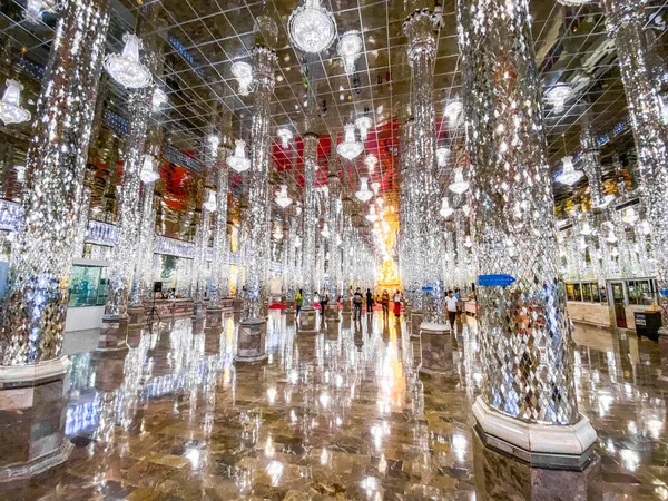 Wat Chantaram ve Wat Tha Sung tapınağı, Kristal Mabet 100 metre uzunluğunda, Uthai Thani, Tayland