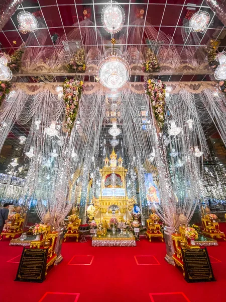 Wat Chantaram e Wat Tha Sung templo, Santuário de Cristal 100 m de comprimento, em Uthai Thani, Tailândia — Fotografia de Stock