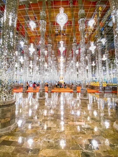 Wat Chantaram ve Wat Tha Sung tapınağı, Kristal Mabet 100 metre uzunluğunda, Uthai Thani, Tayland