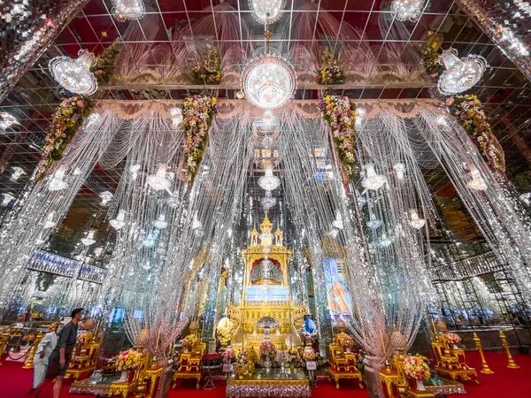Temple Wat Chantaram et Wat Tha Sung, Sanctuaire de cristal de 100 m de long, à Uthai Thani, Thaïlande — Photo