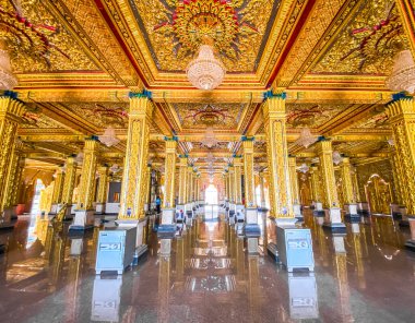 Wat Chantaram ve Wat Tha Sung tapınağı, Kristal Mabet 100 metre uzunluğunda, Uthai Thani, Tayland