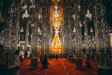 Wat Chantaram ve Wat Tha Sung tapınağı, Kristal Mabet 100 metre uzunluğunda, Uthai Thani, Tayland