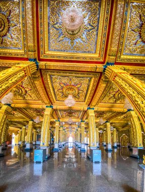 Wat Chantaram ve Wat Tha Sung tapınağı, Kristal Mabet 100 metre uzunluğunda, Uthai Thani, Tayland