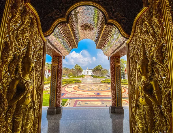 Wat Chantaram and Wat Tha Sung temple, Crystal Sanctuary 100 m long, in Uthai Thani, Thailand — Stock Photo, Image