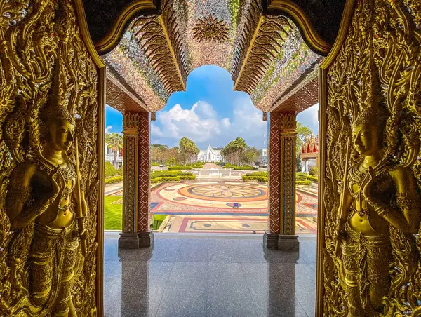 Temple Wat Chantaram et Wat Tha Sung, Sanctuaire de cristal de 100 m de long, à Uthai Thani, Thaïlande — Photo