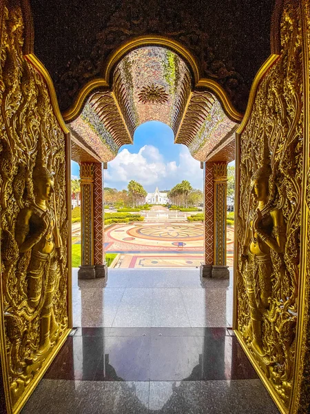 Templo Wat Chantaram y Wat Tha Sung, Santuario de Cristal de 100 m de largo, en Uthai Thani, Tailandia —  Fotos de Stock