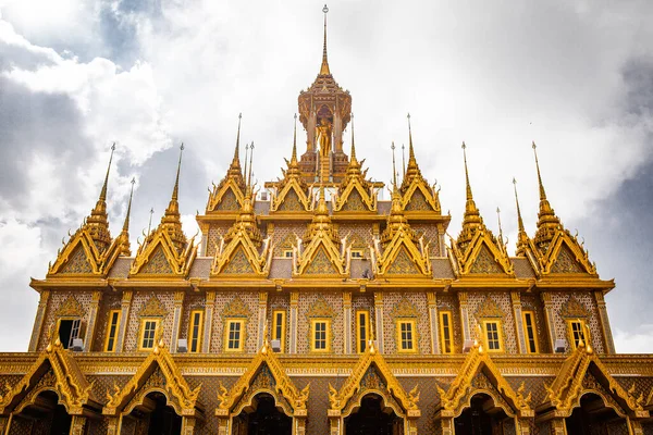 Templo Wat Chantaram y Wat Tha Sung, Santuario de Cristal de 100 m de largo, en Uthai Thani, Tailandia — Foto de Stock