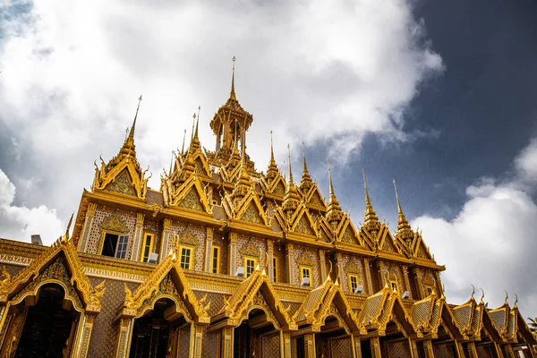 Wat Chantaram and Wat Tha Sung temple, Crystal Sanctuary 100 m long, in Uthai Thani, Thailand — Stock Photo, Image
