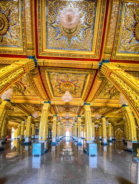 Wat Chantaram ve Wat Tha Sung tapınağı, Kristal Mabet 100 metre uzunluğunda, Uthai Thani, Tayland