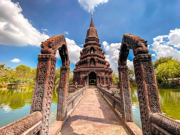 Wat Huai Kaeo veya Wat Huay Kaew pagoda tapınağı Lopburi, Tayland