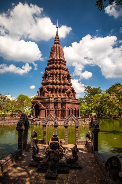 Wat Huai Kaeo o Wat Huay Kaew templo pagoda en Lopburi, Tailandia —  Fotos de Stock