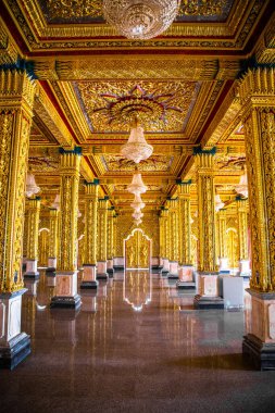 Wat Chantaram ve Wat Tha Sung tapınağı, Kristal Mabet 100 metre uzunluğunda, Uthai Thani, Tayland