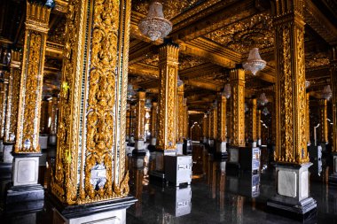 Wat Chantaram ve Wat Tha Sung tapınağı, Kristal Mabet 100 metre uzunluğunda, Uthai Thani, Tayland