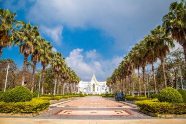 Wat Chantaram ve Wat Tha Sung tapınağı, Kristal Mabet 100 metre uzunluğunda, Uthai Thani, Tayland