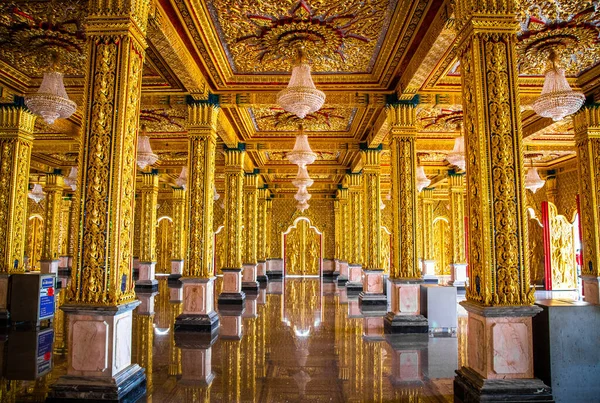 Wat Chantaram and Wat Tha Sung temple, Crystal Sanctuary 100 m long, in Uthai Thani, Ταϊλάνδη — Φωτογραφία Αρχείου