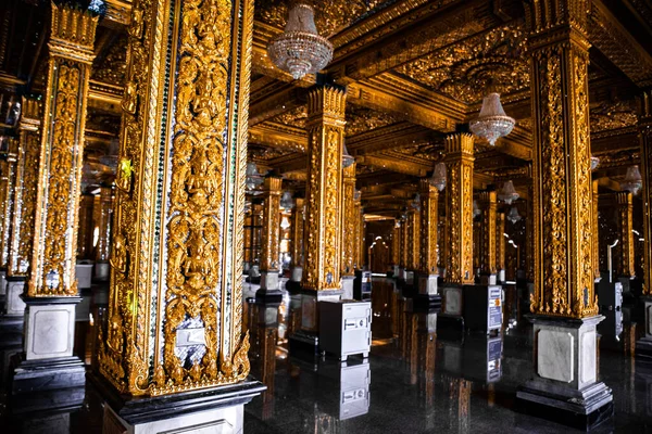 Wat Chantaram ve Wat Tha Sung tapınağı, Kristal Mabet 100 metre uzunluğunda, Uthai Thani, Tayland