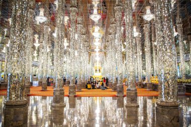 Wat Chantaram ve Wat Tha Sung tapınağı, Kristal Mabet 100 metre uzunluğunda, Uthai Thani, Tayland