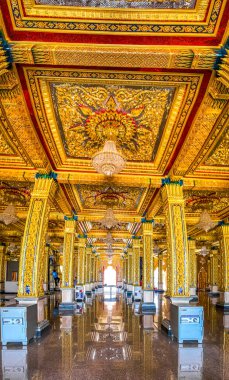 Wat Chantaram ve Wat Tha Sung tapınağı, Kristal Mabet 100 metre uzunluğunda, Uthai Thani, Tayland