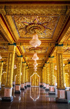 Wat Chantaram ve Wat Tha Sung tapınağı, Kristal Mabet 100 metre uzunluğunda, Uthai Thani, Tayland