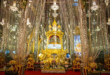 Wat Chantaram ve Wat Tha Sung tapınağı, Kristal Mabet 100 metre uzunluğunda, Uthai Thani, Tayland