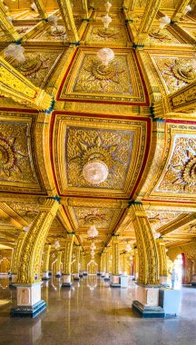 Wat Chantaram ve Wat Tha Sung tapınağı, Kristal Mabet 100 metre uzunluğunda, Uthai Thani, Tayland
