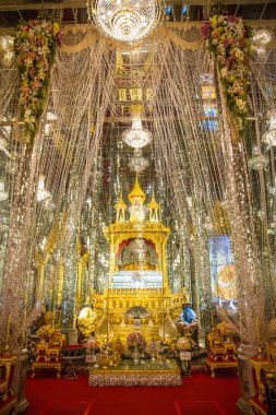 Wat Chantaram ve Wat Tha Sung tapınağı, Kristal Mabet 100 metre uzunluğunda, Uthai Thani, Tayland