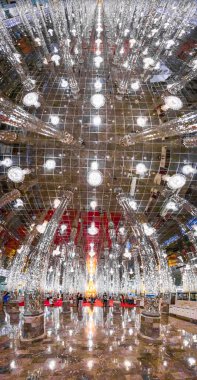 Wat Chantaram ve Wat Tha Sung tapınağı, Kristal Mabet 100 metre uzunluğunda, Uthai Thani, Tayland