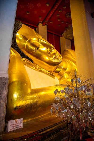 Wat Phra Non Chak Si Worawihan o Wat Phra Non Chakkrasi Worawihan, gran Buda reclinado, en Sing buri, Tailandia — Foto de Stock
