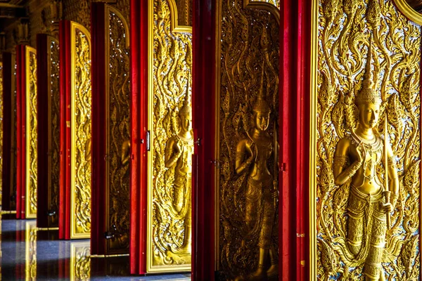 Wat Chantaram e Wat Tha Sung templo, Santuário de Cristal 100 m de comprimento, em Uthai Thani, Tailândia — Fotografia de Stock