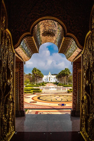 Wat Chantaram ve Wat Tha Sung tapınağı, Kristal Mabet 100 metre uzunluğunda, Uthai Thani, Tayland — Stok fotoğraf