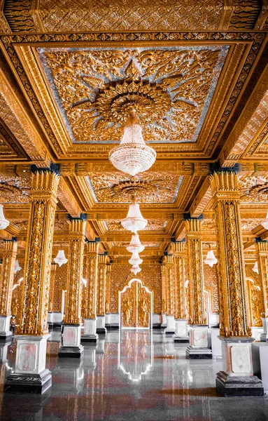 Wat Chantaram ve Wat Tha Sung tapınağı, Kristal Mabet 100 metre uzunluğunda, Uthai Thani, Tayland