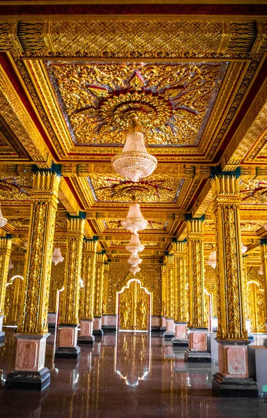 Wat Chantaram ve Wat Tha Sung tapınağı, Kristal Mabet 100 metre uzunluğunda, Uthai Thani, Tayland