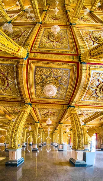 Wat Chantaram ve Wat Tha Sung tapınağı, Kristal Mabet 100 metre uzunluğunda, Uthai Thani, Tayland