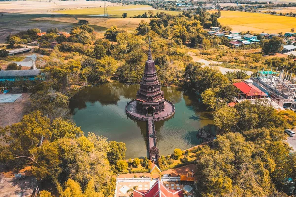 Vista aérea de Wat Huai Kaeo ou Wat Huay Kaew pagode templo em Lopburi, Tailândia — Fotografia de Stock