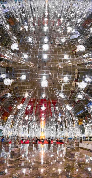 Wat Chantaram ve Wat Tha Sung tapınağı, Kristal Mabet 100 metre uzunluğunda, Uthai Thani, Tayland