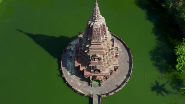 Flygfoto över Wat Huai Kaeo eller Wat Huay Kaew pagoda tempel i Lopburi, Thailand — Stockvideo