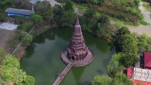 Flygfoto över Wat Huai Kaeo eller Wat Huay Kaew pagoda tempel i Lopburi, Thailand — Stockvideo